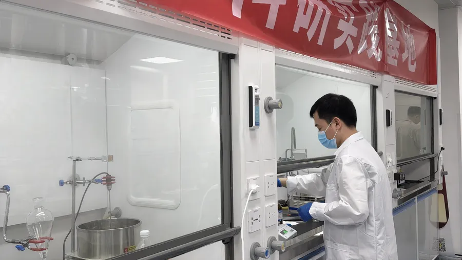 学员在通风橱前进行实验操作