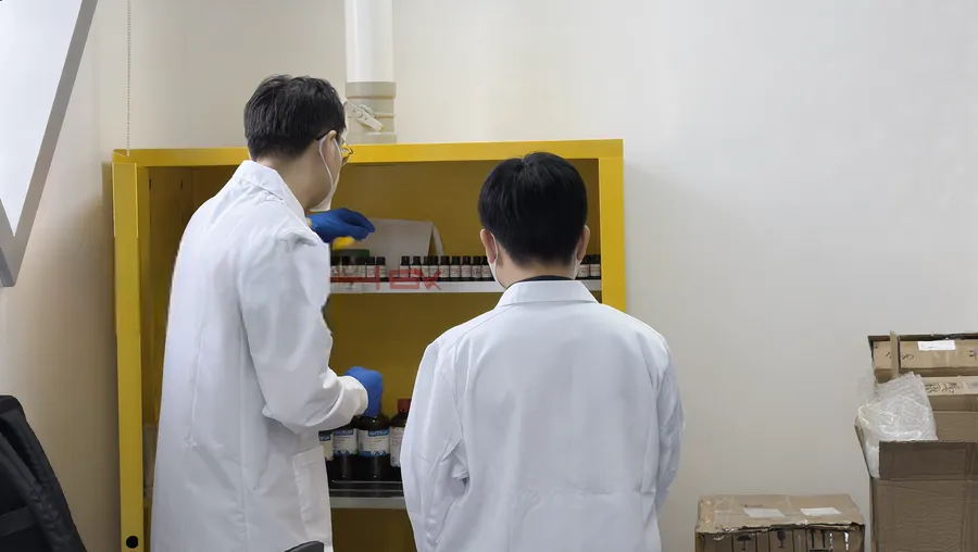 学员在试剂柜前取放试剂